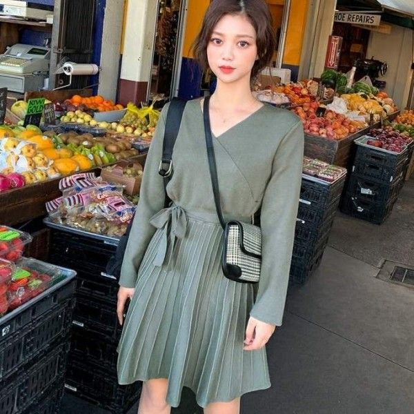 2020 South Korea East Gate early spring new ins fashion western style pleated lace up knitted V-neck dress female
