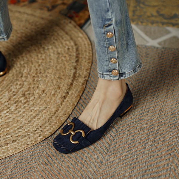 2021 summer new round head low heel metal decoration simple shallow mouth single shoes French retro women's single shoes