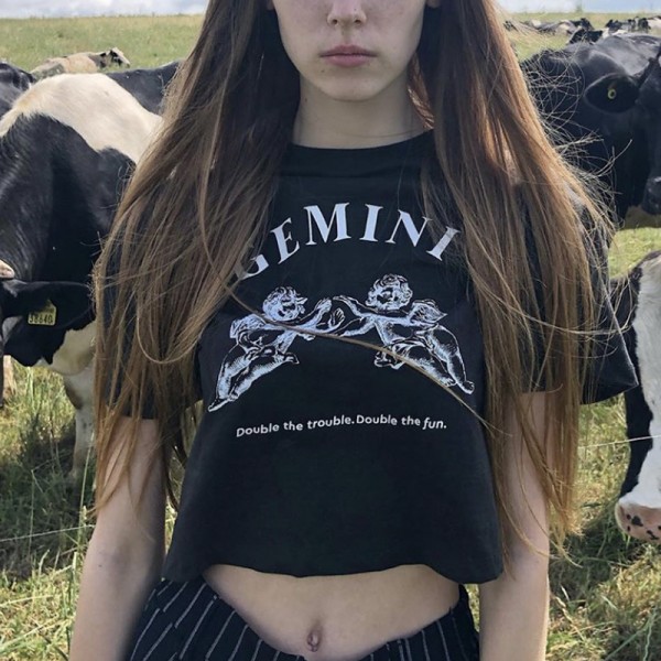 2022 European and American short short sleeved T-shirt women's navel exposed sexy slim Spice Girl European goods top fashion one hair substitute 